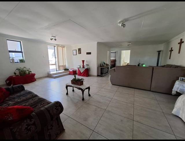 6 BEDROOM HOUSE FOR SALE IN LINMEYER